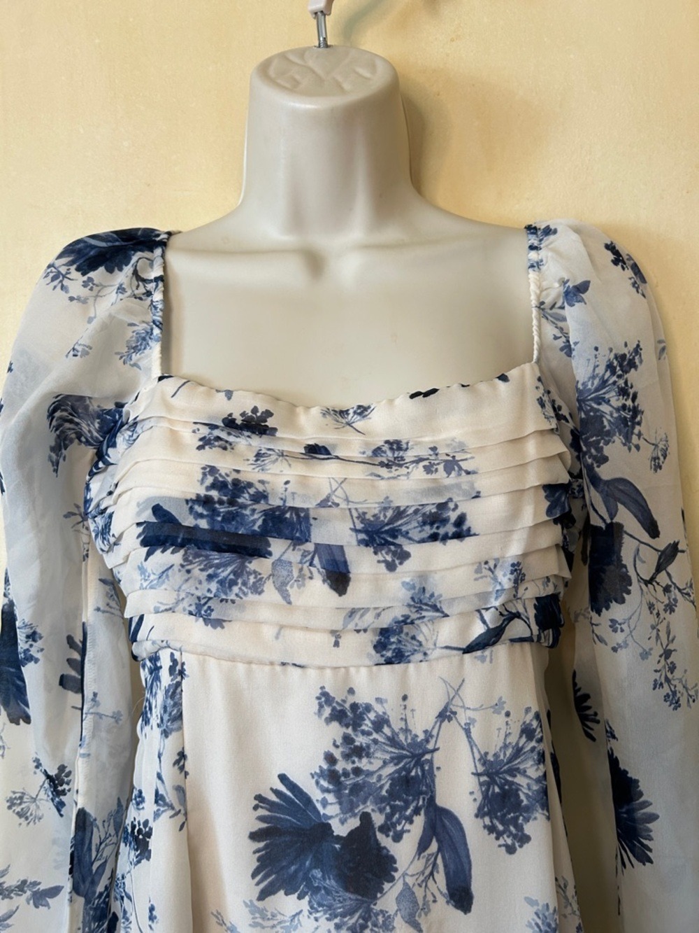 Abercrombie & Fitch Ivory Dress with Navy Floral Print size S - Picture 3 of 12